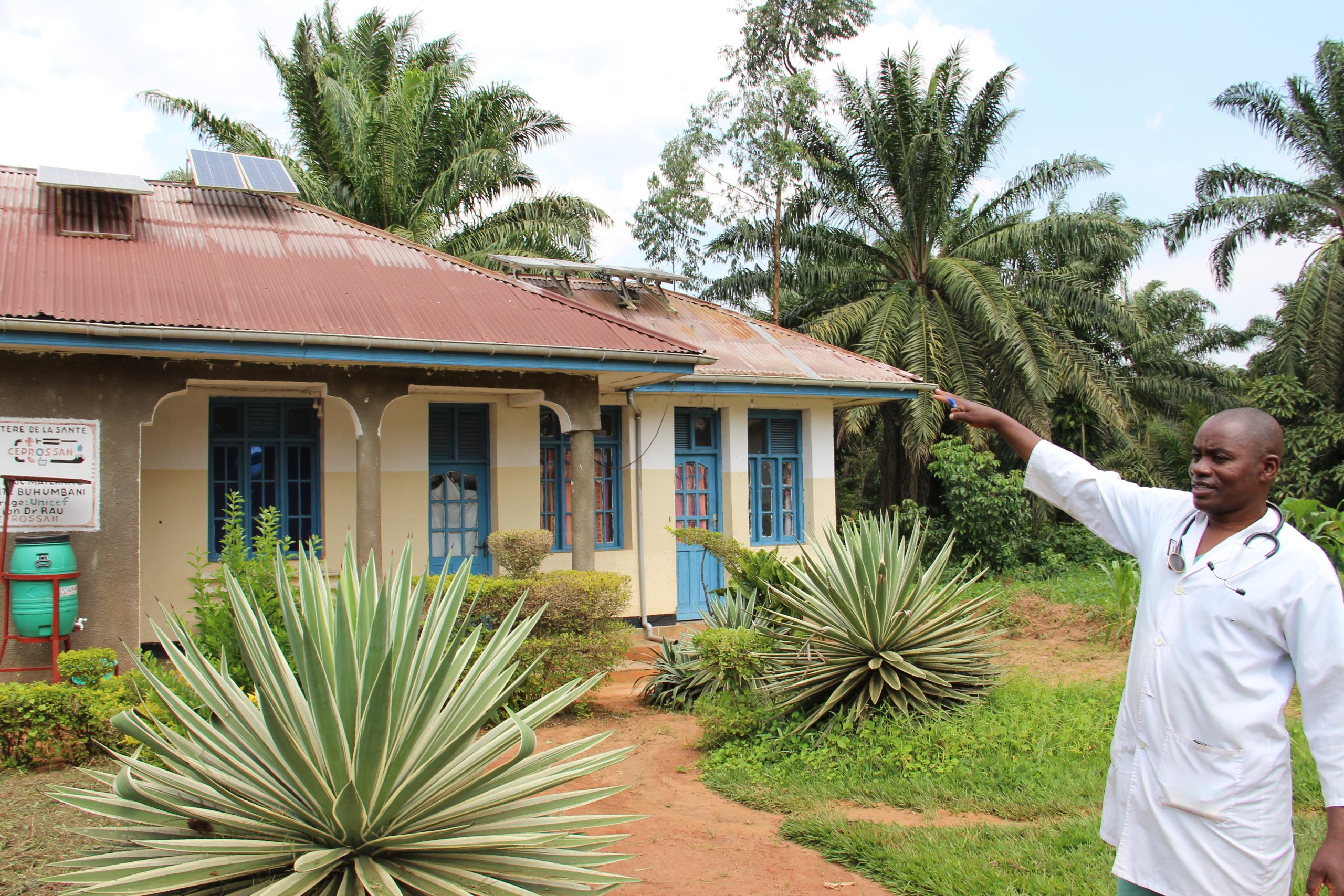 يشير بنجامين ماتومو مبوسا، كبير الممرضين في مرفق بوهومباني الصحي في منطقة مابالاكو الصحية في جمهورية الكونغو الديمقراطية، إلى وجود الطاقة الشمسية وفوائدها لأفراد المجتمع. 